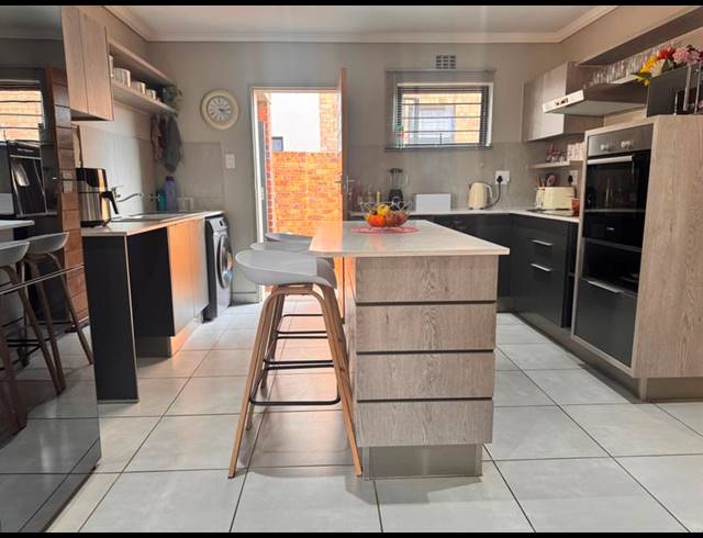 3 BEDROOM HOUSE FOR SALE IN LION PRIDE
